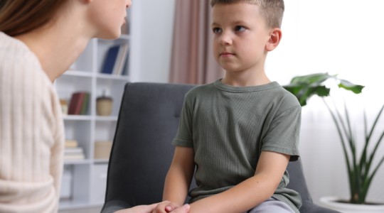 Cum spui „nu acum” fără să respingi copilul: ce spune cercetarea despre limite, bani și siguranță