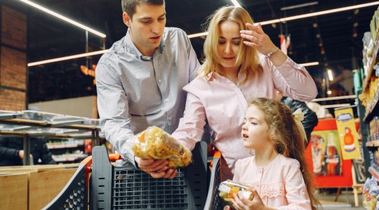 Mini-buget pentru cumpărături: cum îl înveți pe copil să aleagă singur ce merită banii