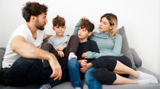 Cum vorbești cu copilul despre problemele financiare ale familiei